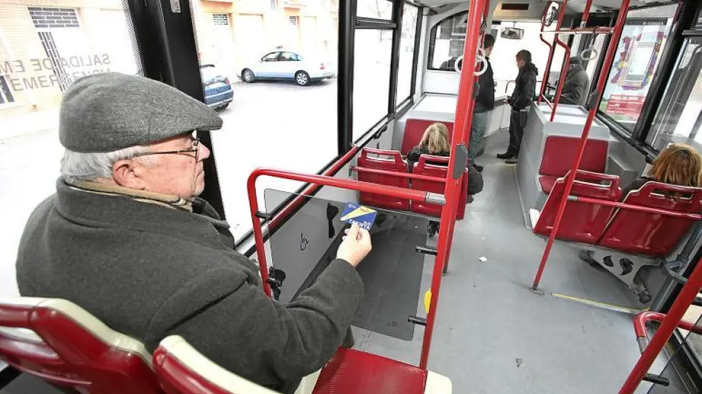 Un usuario del bus muestra la tarjeta electrónica del abono para jubilados, una innovación que ha acabado con el uso fraudulento de esta tarifa.
