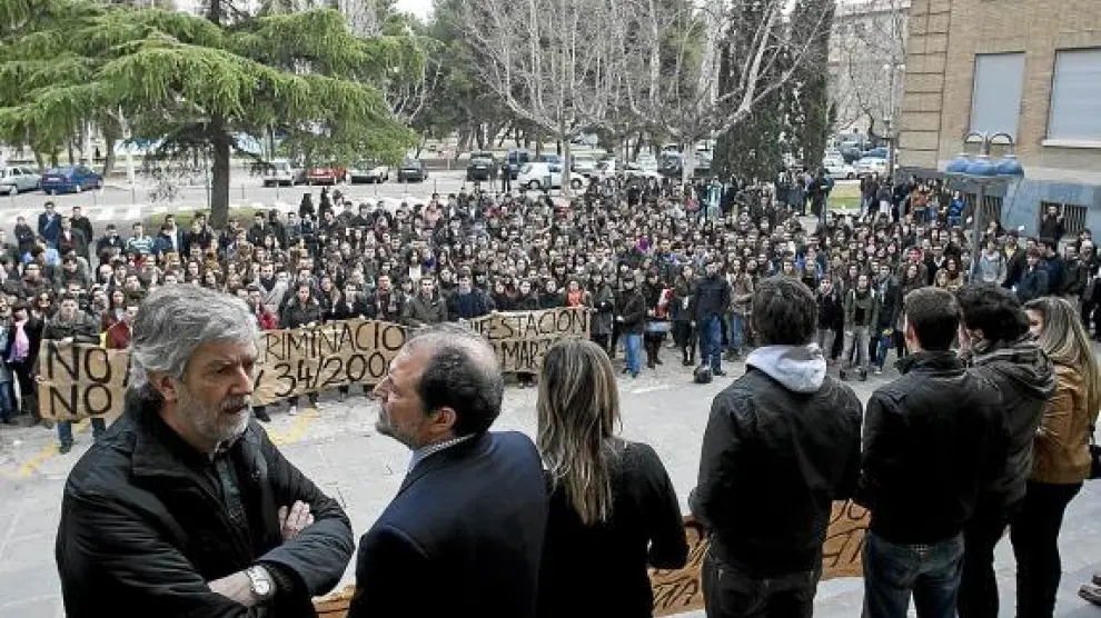 El vicerrector de Estudiantes, el decano de Derecho y cientos de alumnos, ayer en la protesta.