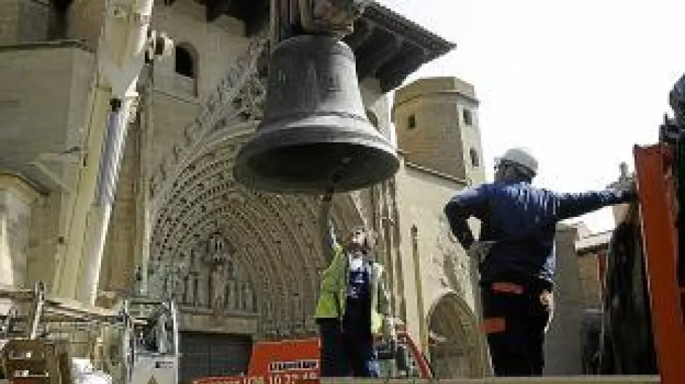 La expectación. Según salían, las campanas se colocaron en la plaza de la Catedral para sorpresa de los oscenses.