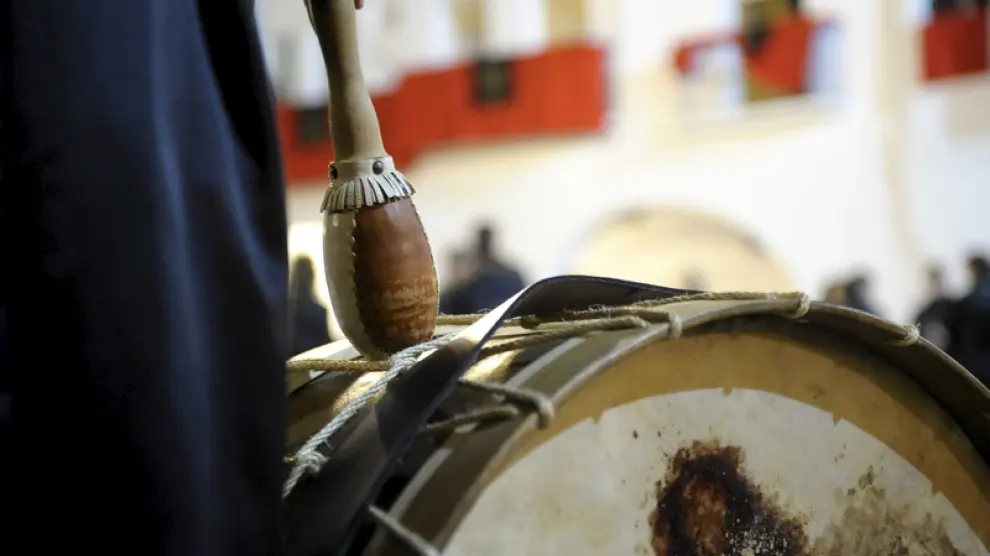 Diez mil tambores rompen la hora cada año en Híjar
