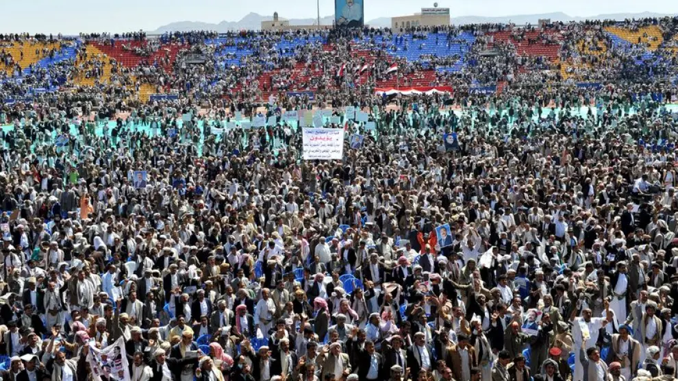 Miles de simpatizantes del presidente yemení en el estadio de Saná