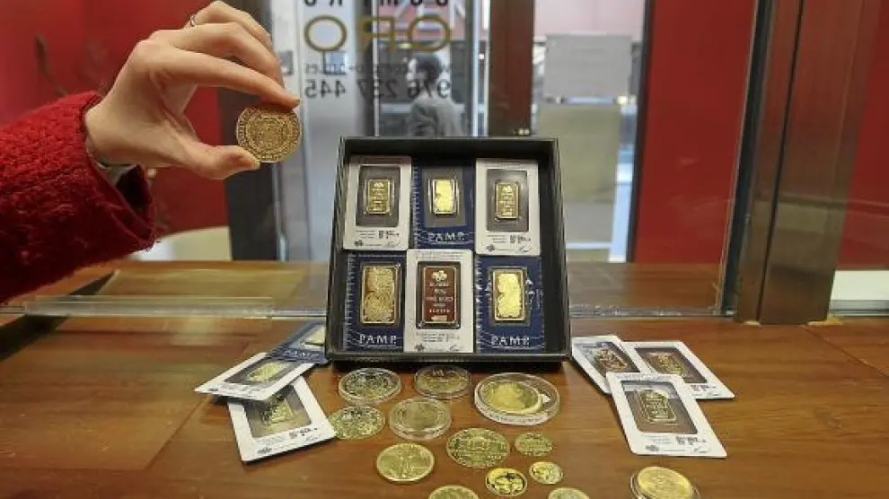 Varios lingotes de entre 20 y 50 gramos y monedas, en la oficina de Oro Express de Zaragoza.
