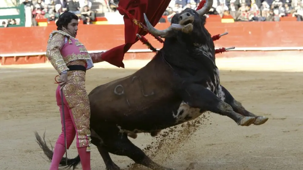 El diestro Morante de la Puebla durante la lidia del primer toro de su lote