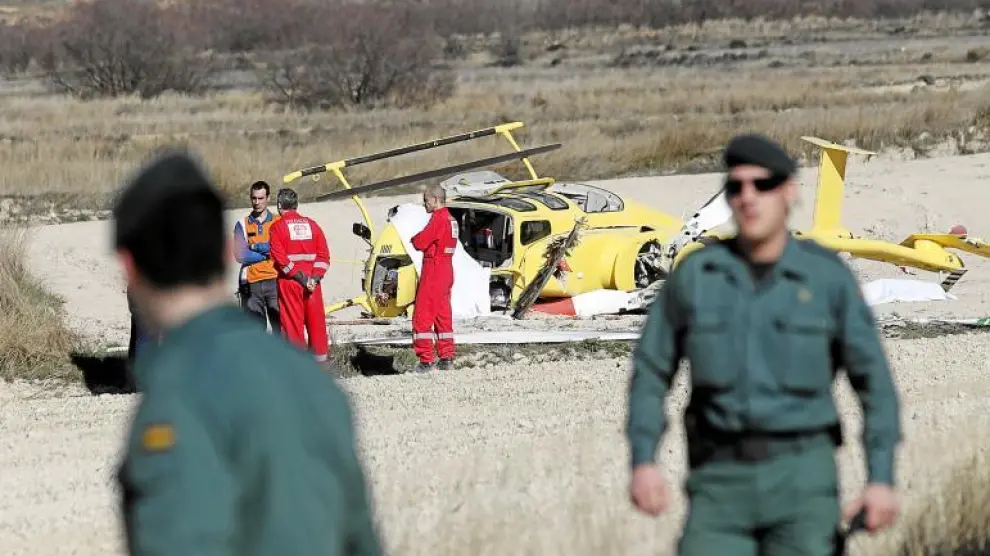 Los restos del helicóptero quedaron sobre la explanada en la que ocurrió el accidente.