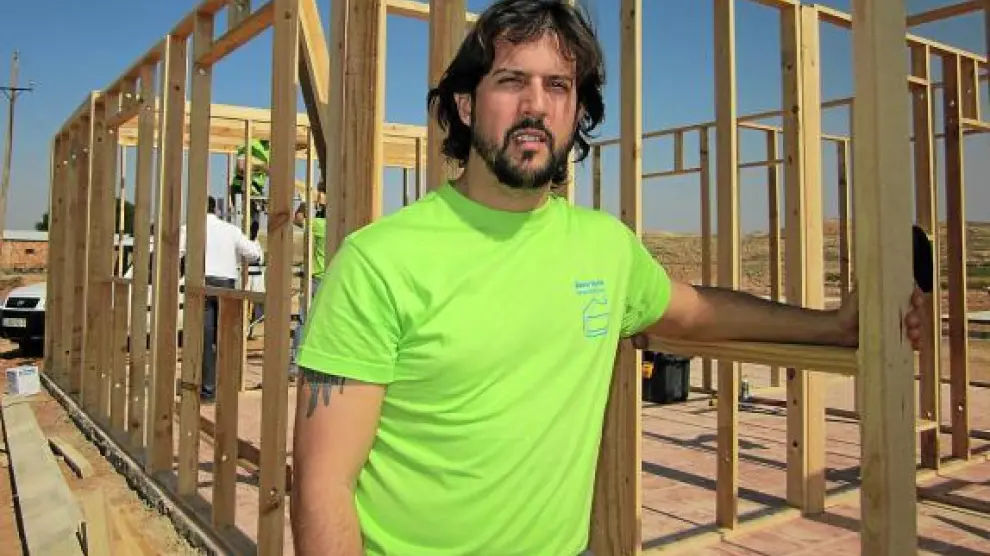 Roberto Martínez, uno de los nuevos vecinos, en la construcción de unos bungalós.