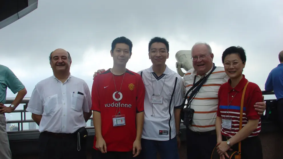Vivian Wingh-Wah Yam (derecha), junto a Antonio Laguna (izquierda), John Fackler y dos estudiantes, en una imagen tomada en Hong Kong