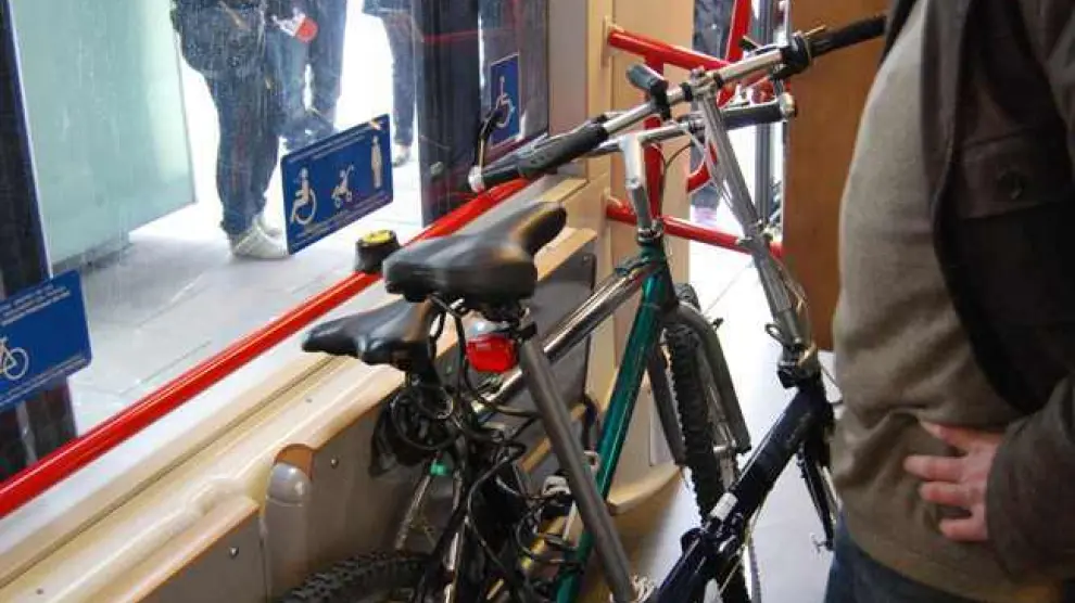 Lugar para bicicletas, sillas de ruedas y personas con movilidad reducida en el tranvía.