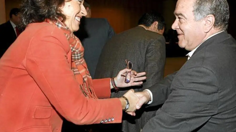 La ministra Rosa Aguilar saluda al aragonés Miguel Gracia, que votó en contra del plan catalán.