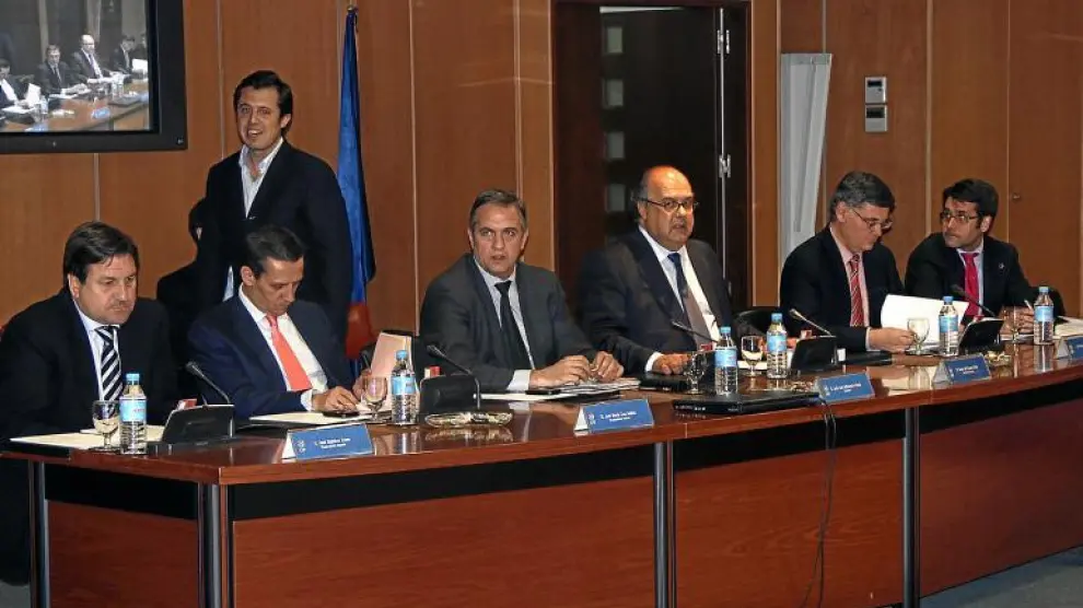 Reunión de la comisión de la LFP del pasado jueves, con el presidente de la patronal de clubes, José Luis Astiazarán, sentado en el centro.