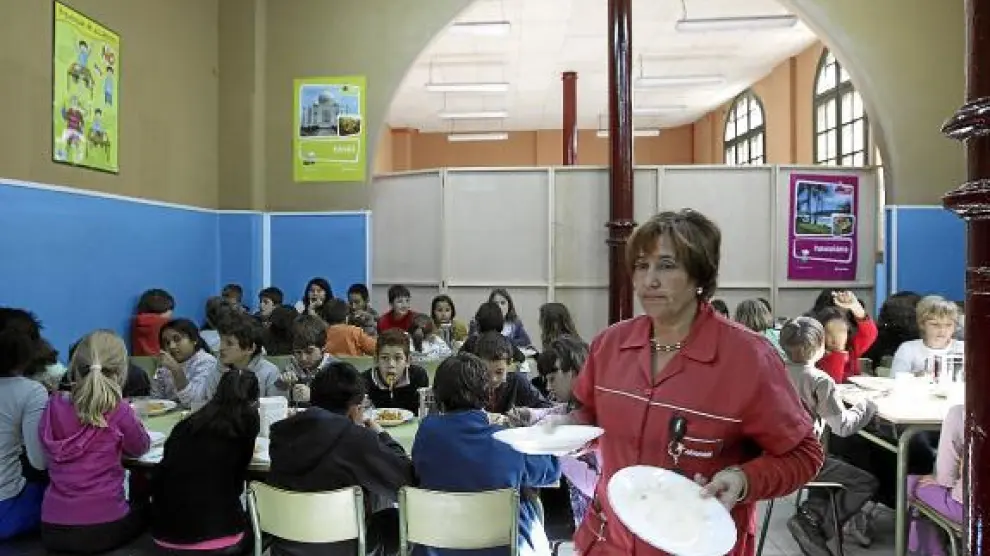 Alumnos del colegio Gascón y Marín, durante uno de los turnos de comida.