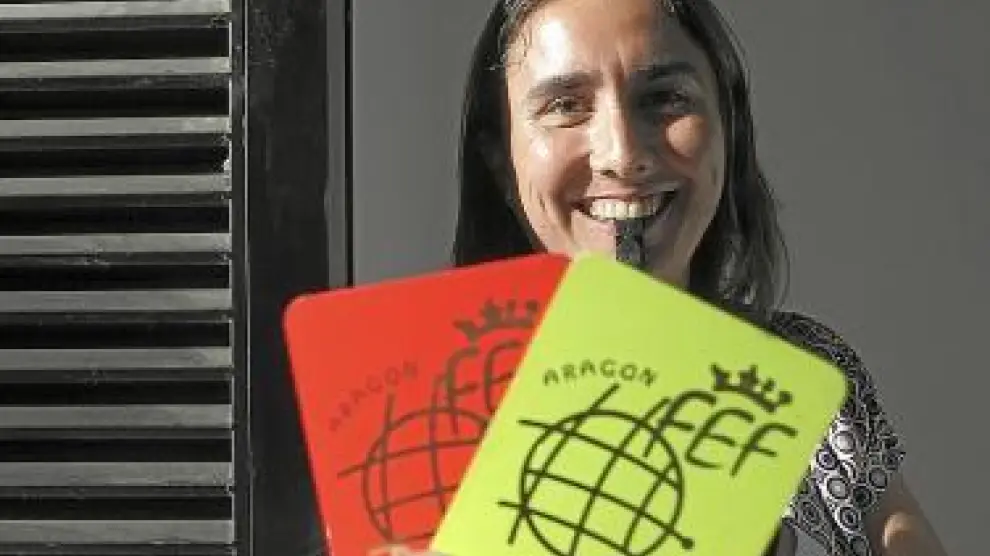 Marta, siempre sonriente, muestra las tarjetas.