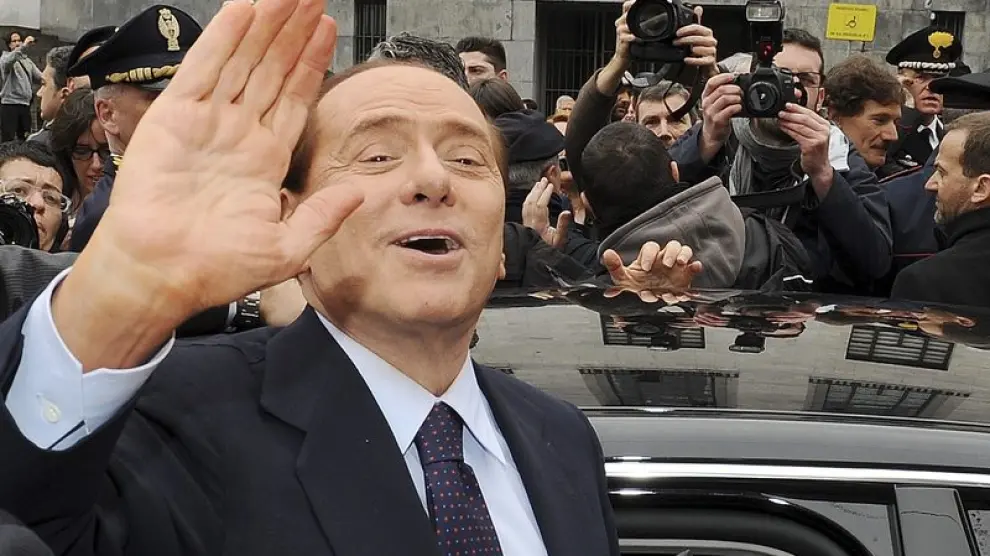 Silvio Berlusconi, saluda a sus simpatizantes a su salida del Palacio de Justicia en Milán