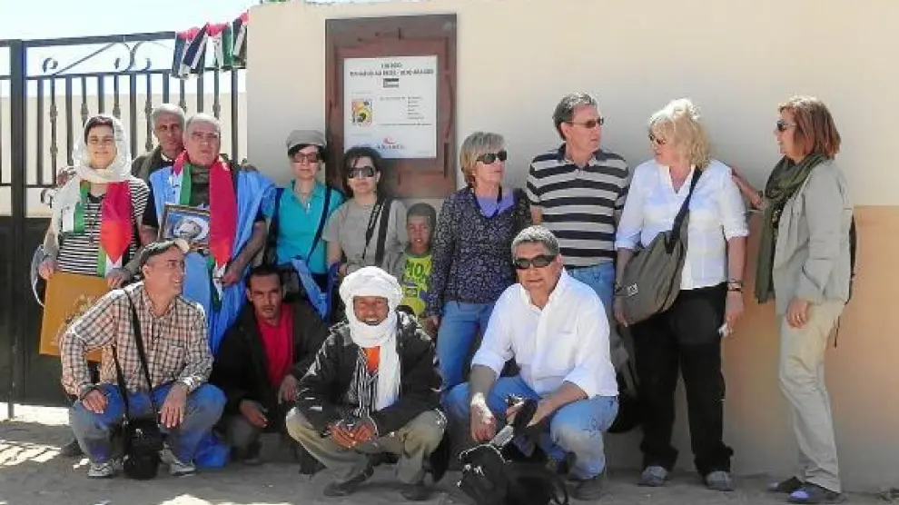Miembros de la asociación oscense Alouda que visitaron el colegio 'Mahafud Ali Beiba-Alto Aragón'.