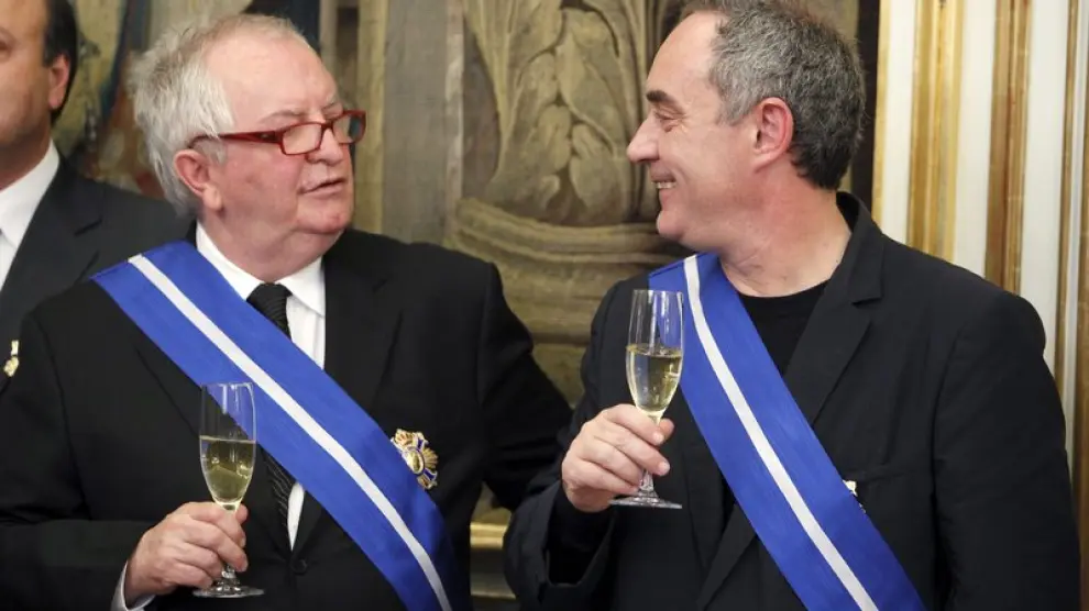 Los cocineros Ferran Adrià y Juan Mari Arzak, tras recibir la  Gran Cruz de la Orden del Mérito Civil