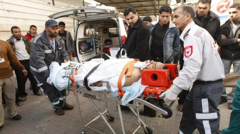 Un herido por los bombardeos es trasladado en ambulancia.