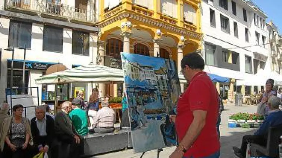 Uno de los pintores participantes en la plaza del Mercado.