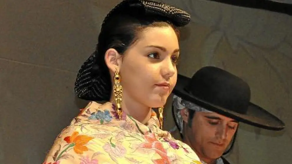 Detalle del peinado de una chica vestida con el traje típico de Fraga.
