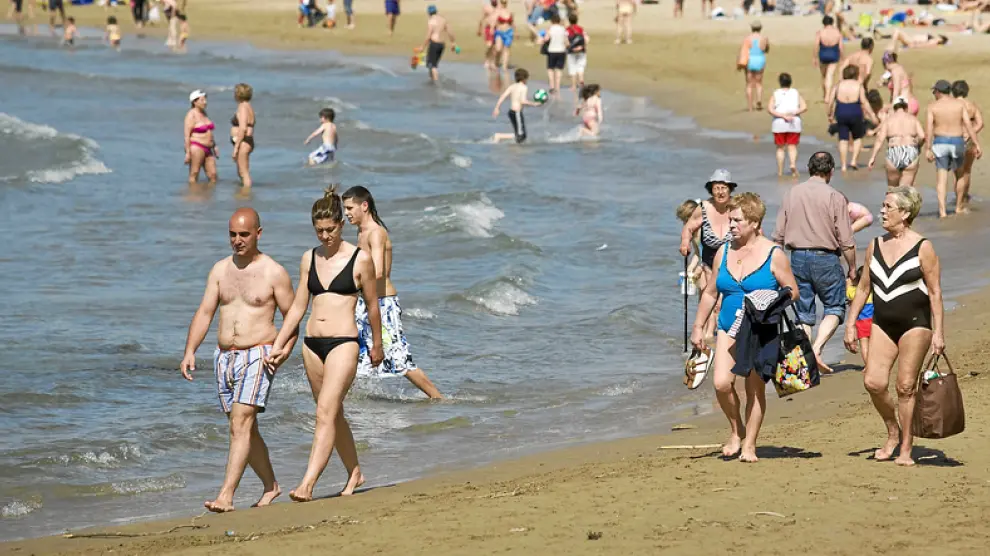 El buen tiempo ha llevado a algunos turistas a acercarse a la playa este fin de semana
