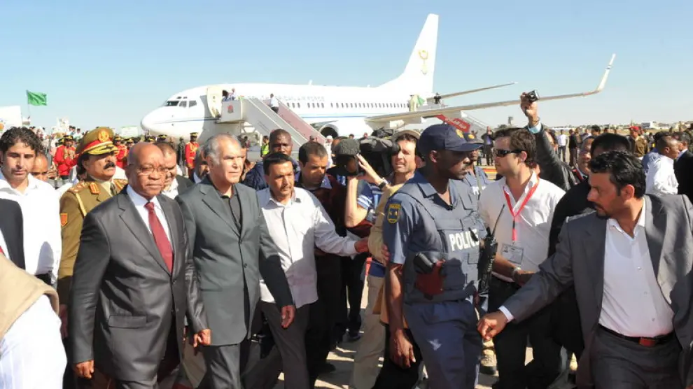 El presidente de Suráfrica, Jacob Zuma, a su llegada a Trípoli en Libia.
