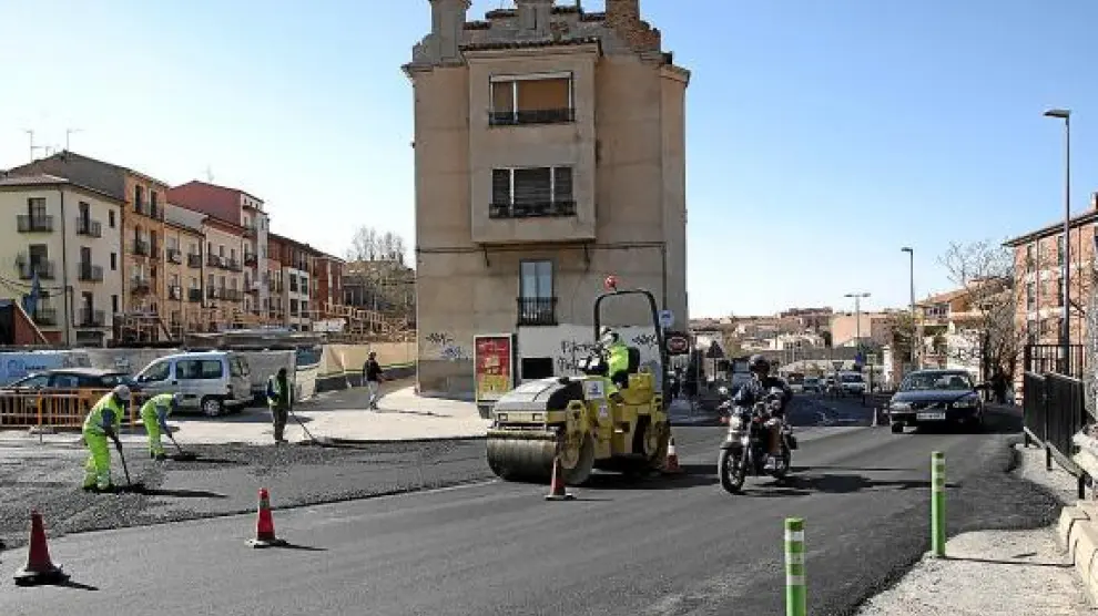 Los operarios extienden asfalto en uno de los tramos de las rondas de Teruel.