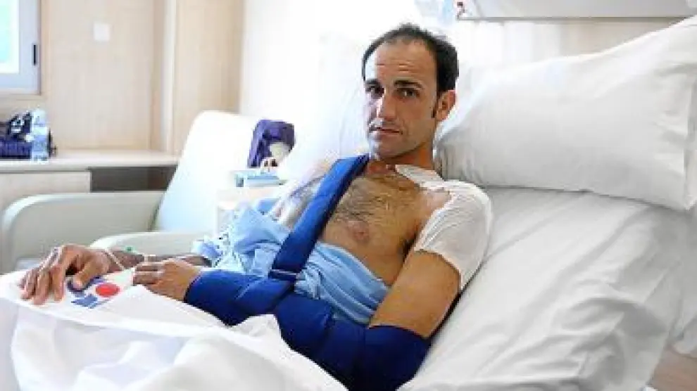 Alberto Álvarez, ayer, tras ser operado del hombro.