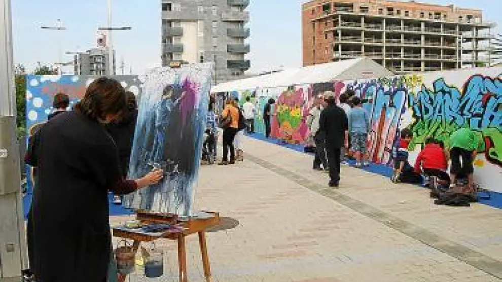 Participantes en el concurso de pintura y grafiteros se mezclaron.