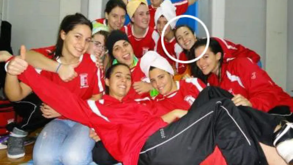 Marina (con un círculo blanco) con sus compañeras de equipo