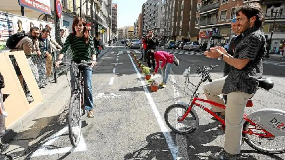 Lucía Miguel fue ayer una de las primeras usuarias de esta peculiar conexión de carril bici.