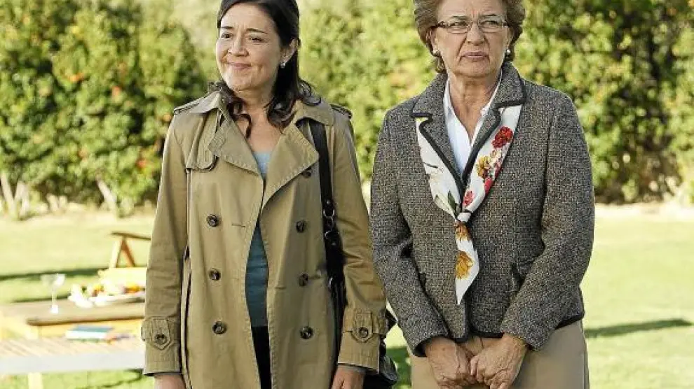 María Pujalte (izquierda), junto a Beatriz Carvajal, que en la serie interpreta a una invasiva madre.
