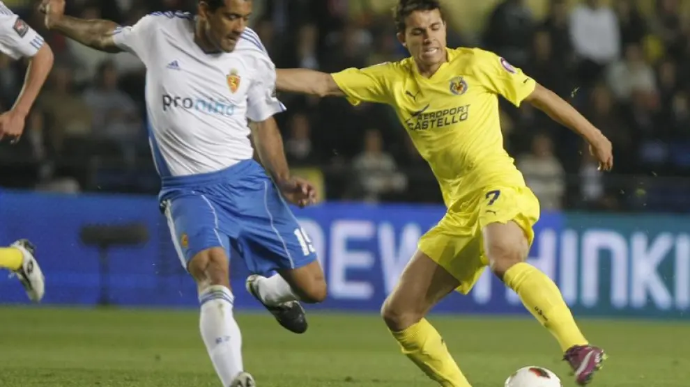 Da Silva lucha por un balón contra un jugador del Villarreal