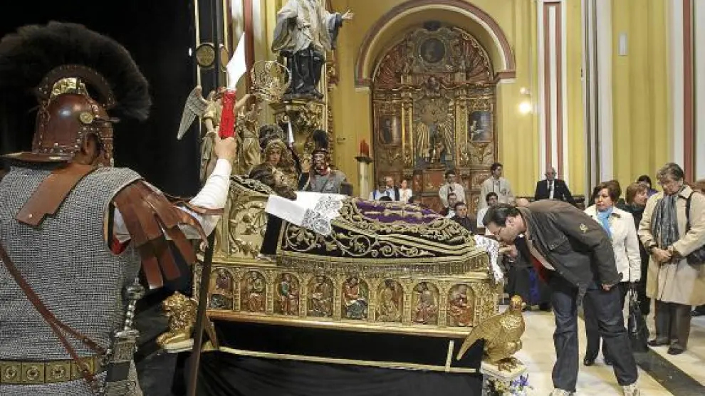 Miles de personas besaron los pies del Cristo de la Cama en la iglesia de San Cayetano, ayer.