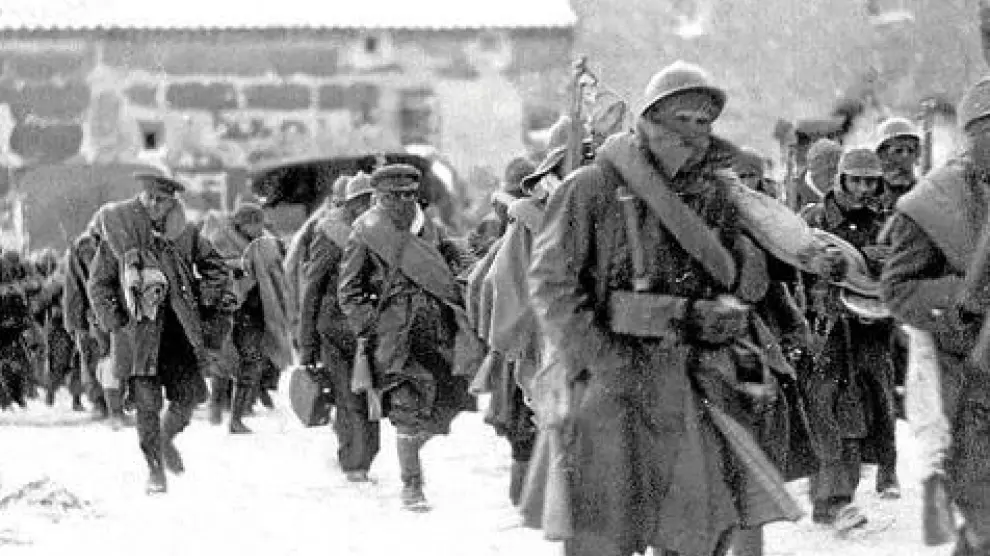 Brigadistas marchan sobre la nieve durante la Batalla de Teruel.