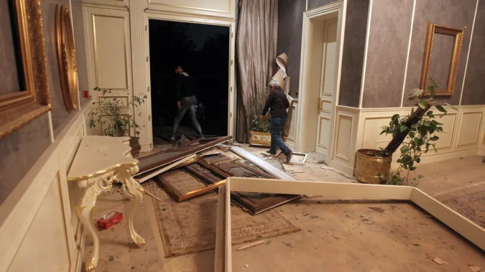 Imagen de archivo de una habitación destruída en el complejo residencial de Gadafi