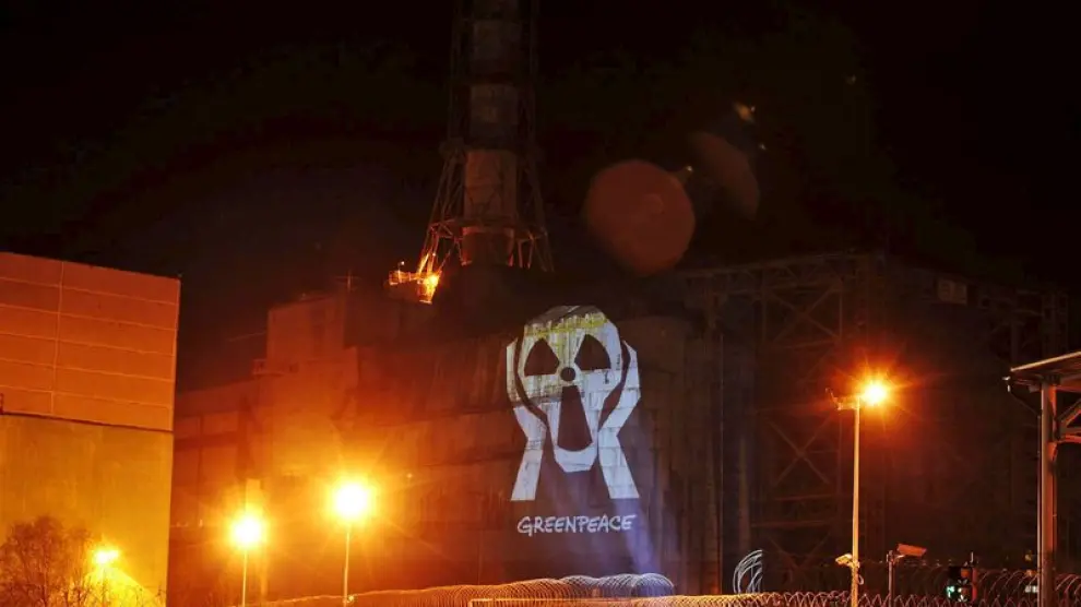 Proyección sobre el sarcófago que asegura el reactor número cuatro de la planta nuclear de Chernóbil, que estalló el 26 de abril de 1986