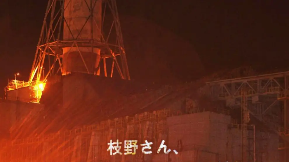 Sobre el reactor 4 de Chernóbil, en japonés, se puede leer 'Sr. Edano, queremos energías renovables'