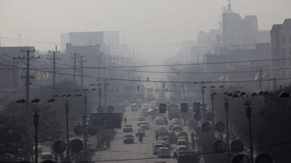 Tráfico denso en la ciudad china de Linfen, cubierta por una capa de contaminación