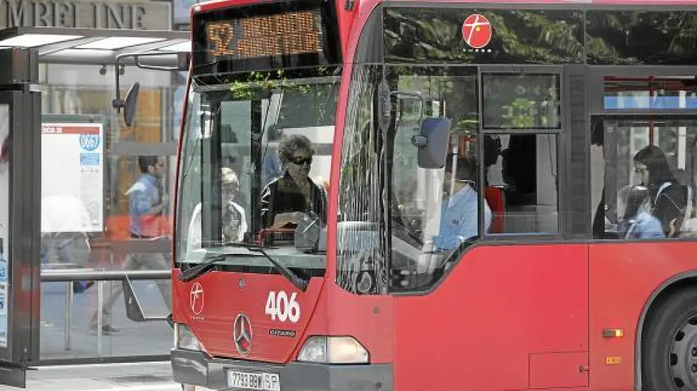 Imagen de archivo de uno de los autobuses urbanos de Zaragoza.