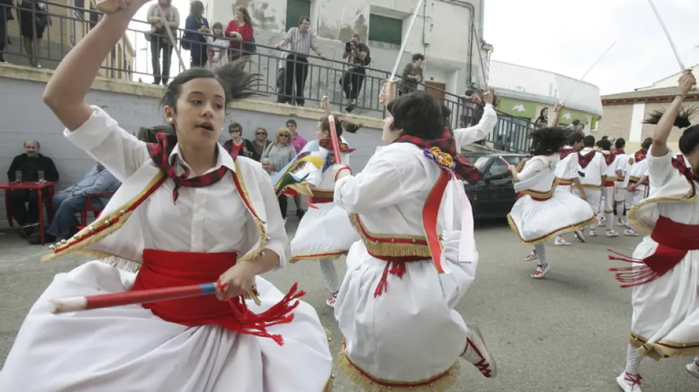 Danzantes de Gurrea en pleno desfile.