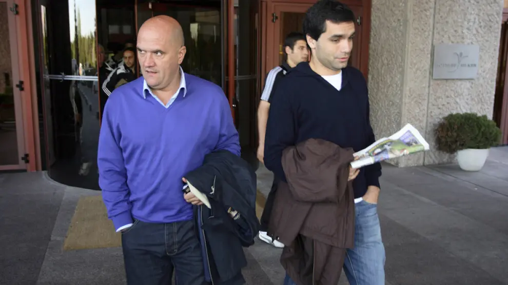 Adrián Faija, abogado y agente de Diego Milito, junto a Pedro Herrera en una imagen de abril de 2008.