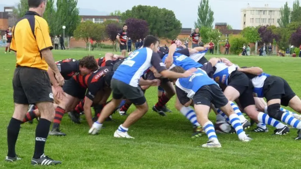 El Rugby Ejea extrae un balón en la melé, el sábado pasado en Logroño.