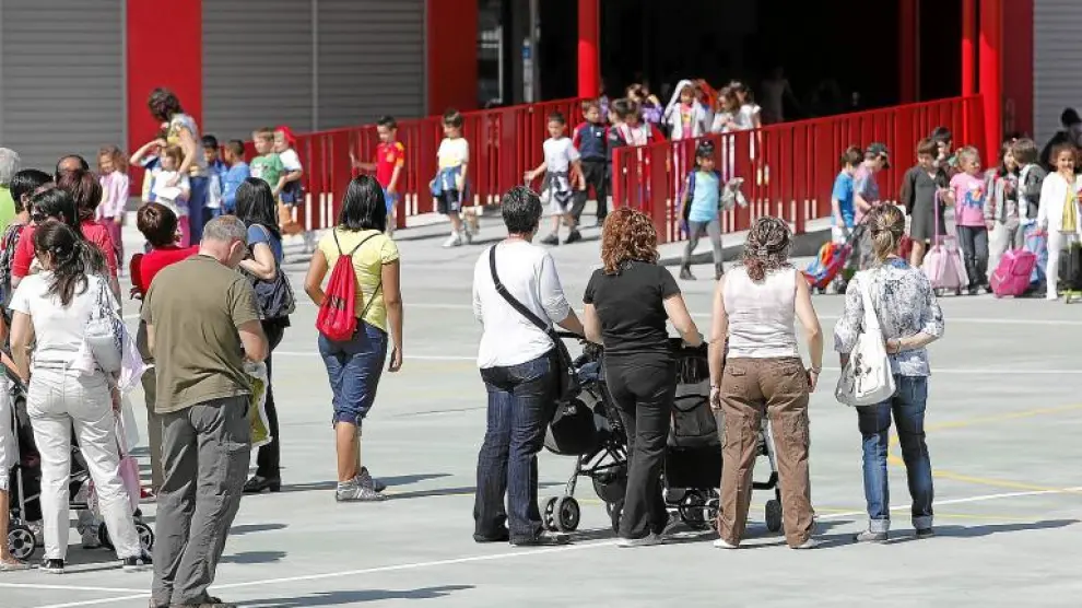 Un grupo de padres esparaba ayer a sus hijos a la salida del colegio Marie Curie del Arrabal, uno de los más solicitados.