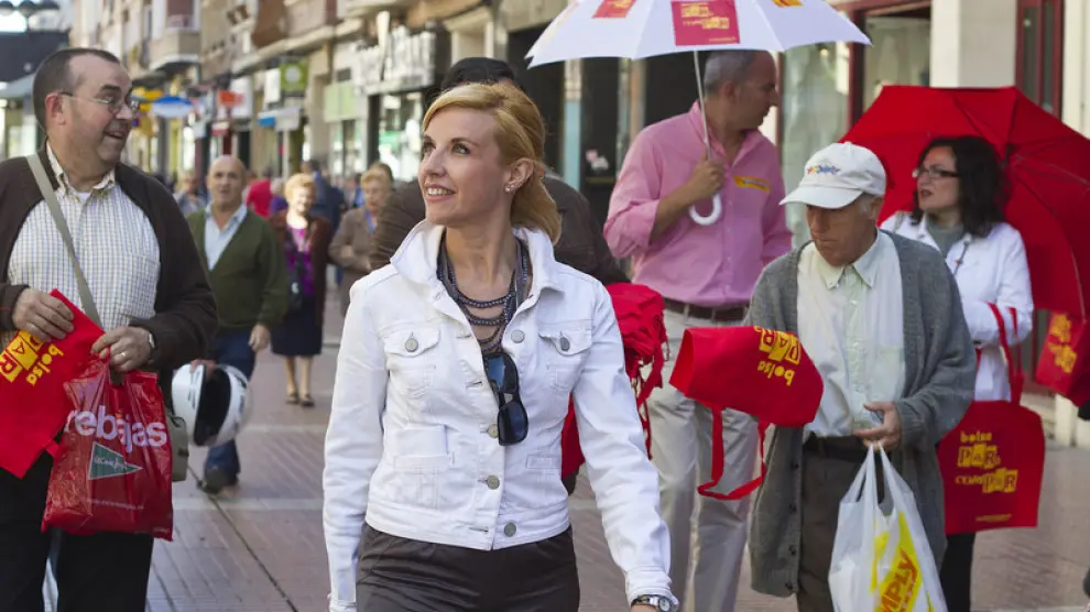 Rosa Santos durante su visita a las zonas comerciales de Zaragoza.