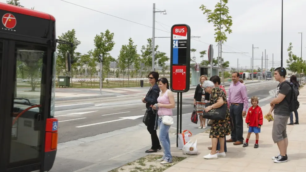 Usuarios esperando el autobús