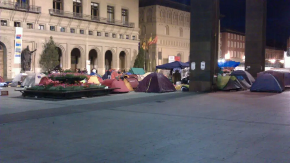 Segunda noche de acampada en la plaza del Pilar