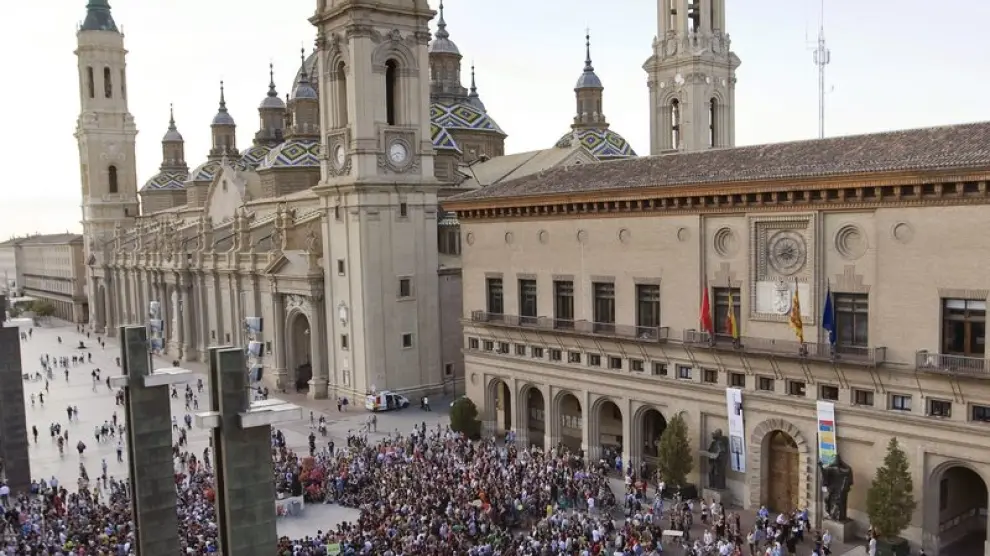 Los acampados en la plaza del Pilar de Zaragoza durante la asamblea que han celebrado esta tarde.