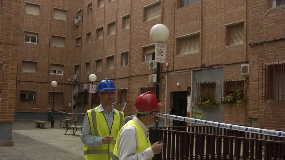 Dos técnicos inspeccionan los inmuebles de la calle Carretera de Granada en Lorca