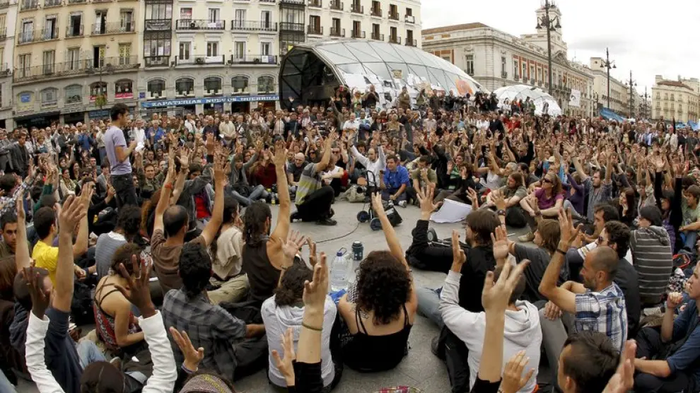 Miles de personas se concentran en la plaza madrileña