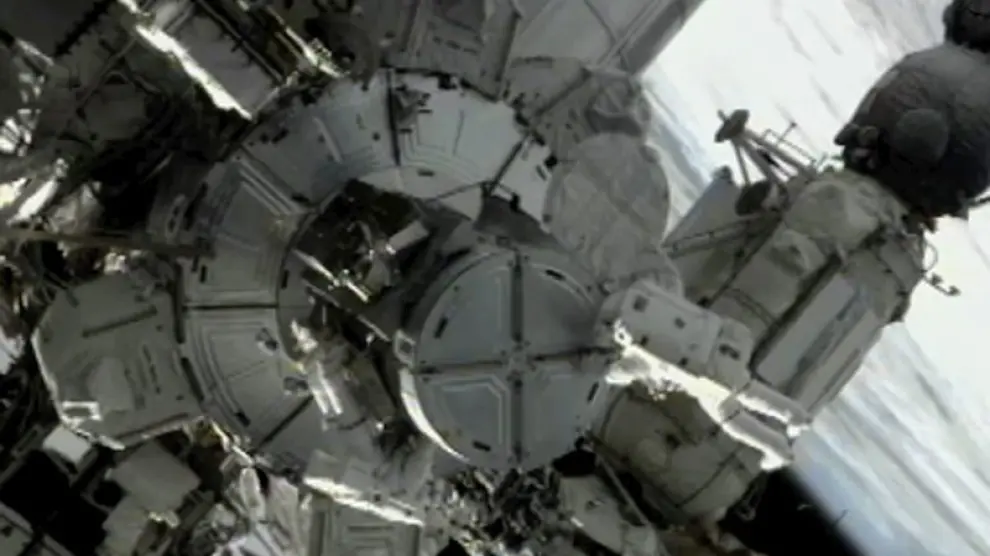 Primer paseo espacial de los astronautas mientras trabajan en el exterior de la Estación Internacional.