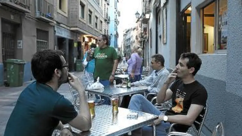 Varios ciudadanos disfrutan de una cerveza en una terraza.