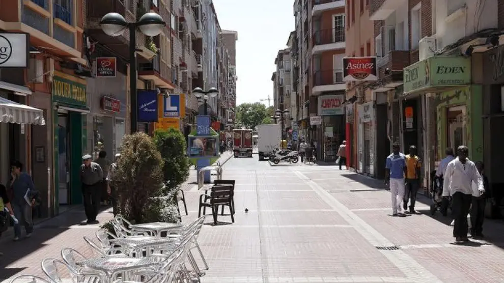 Las Delicias (en la imagen, la calle de Delicias) es el distrito que más población ha perdido.